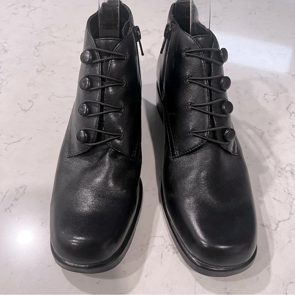 LIZ BAKER Leather Button Ankle Boots Size 6 NWOB - Picture 3 of 14